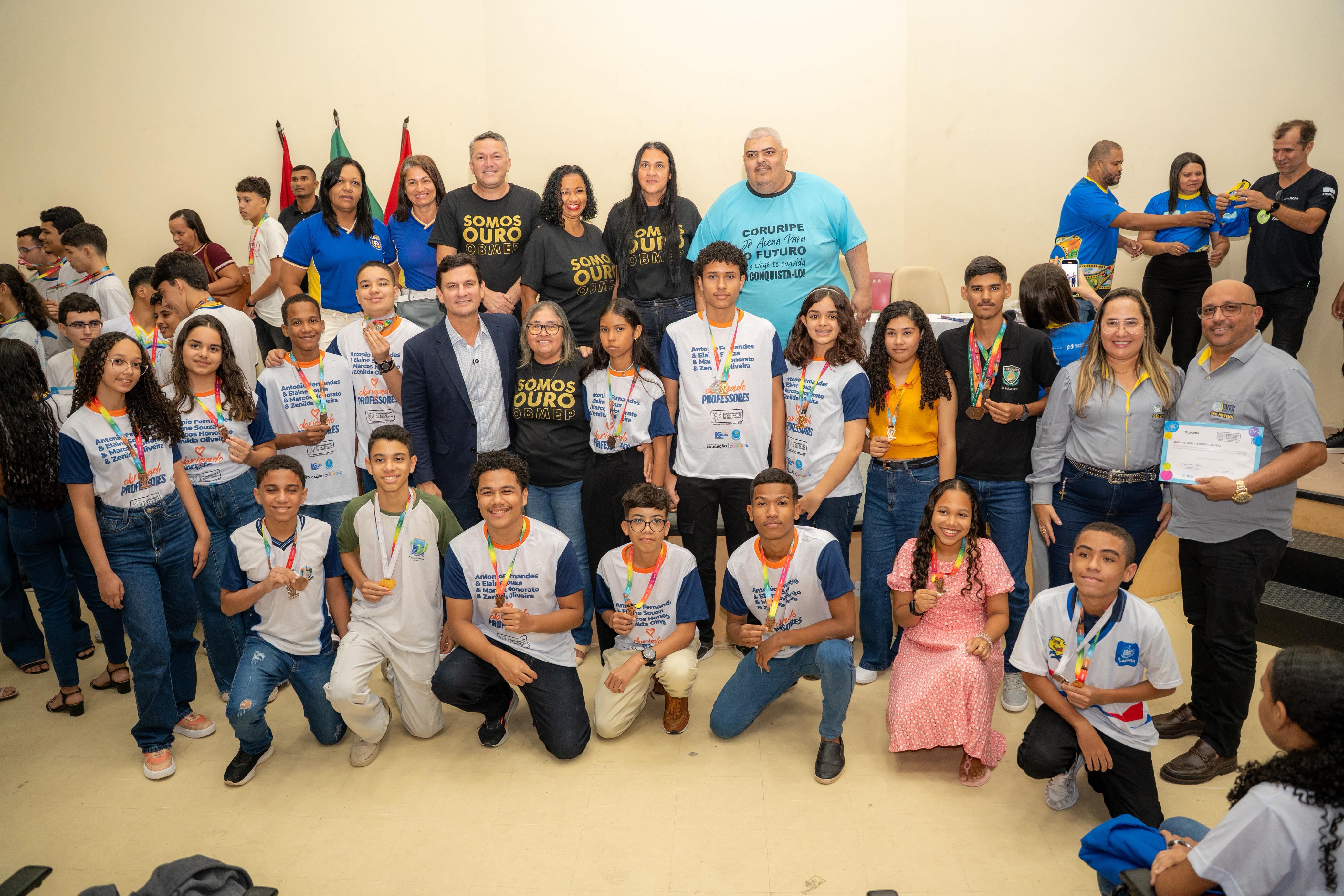 Prefeito Marcelo Beltrão celebra recorde de medalhas dos alunos de Coruripe na OBMEP